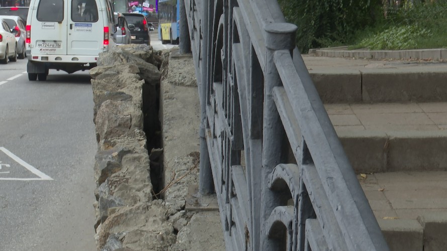 Каменная кладка угрожает безопасности автомобилистов в самом центре Иркутска