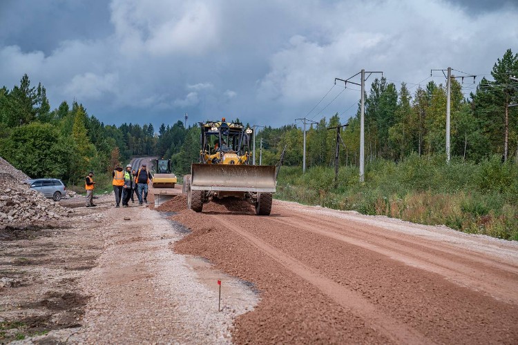 Дорогу к аэропорту начали асфальтировать в Усть-Куте