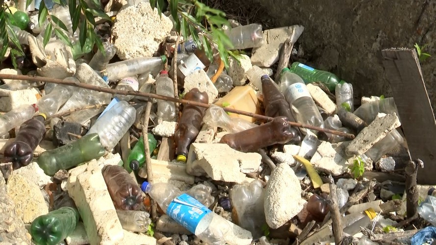 Мусорная дамба образовалась на реке Ушаковке в Иркутске