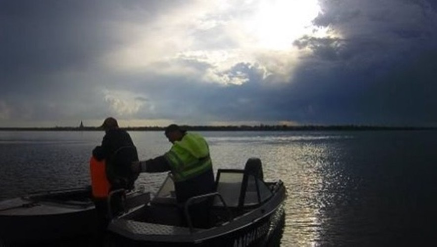 Семью с ребёнком спасли с дрейфующей по Енисею лодки