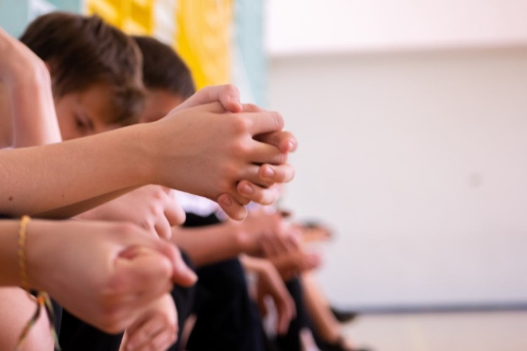 Ученики одной из школ Братска остались без формы из-за кражи родительских взносов