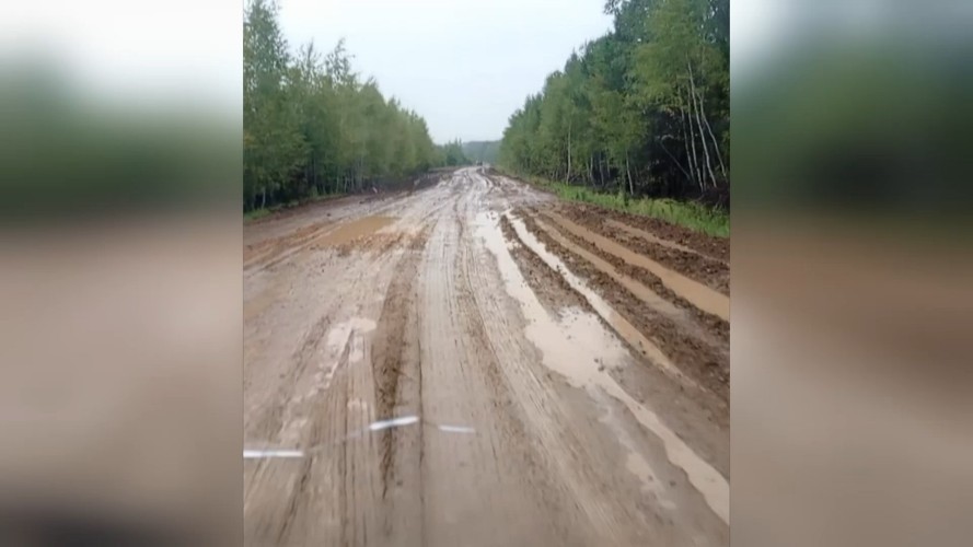 Ученики деревни в Иркутском районе не могут попасть в школу по размытой дороге