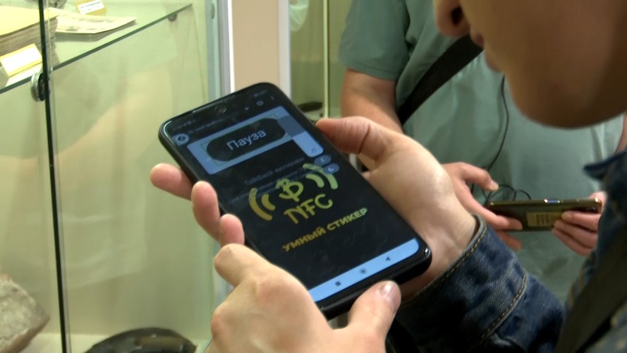 Особые наклейки помогают незрячим иркутянам знакомиться с музейными экспонатами