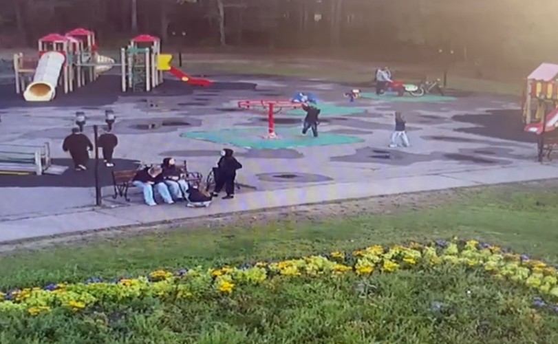 В Саянске подростки сломали новые карусели у городского фонтана в день установки