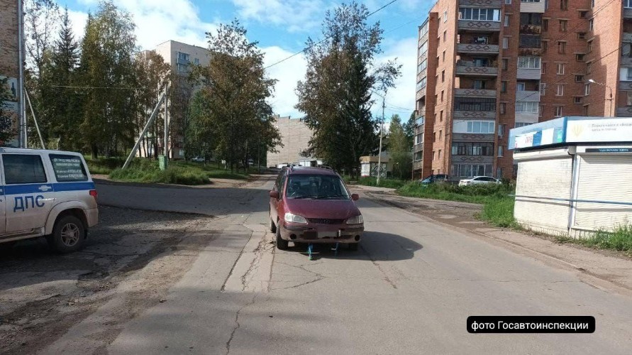 Двухлетнего мальчика сбила машина на обочине дороги в Железногорске-Илимском