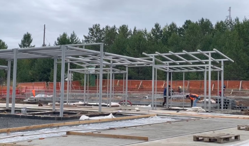 На набережной Усть-Илимска завершается монтаж маяка и амфитеатра