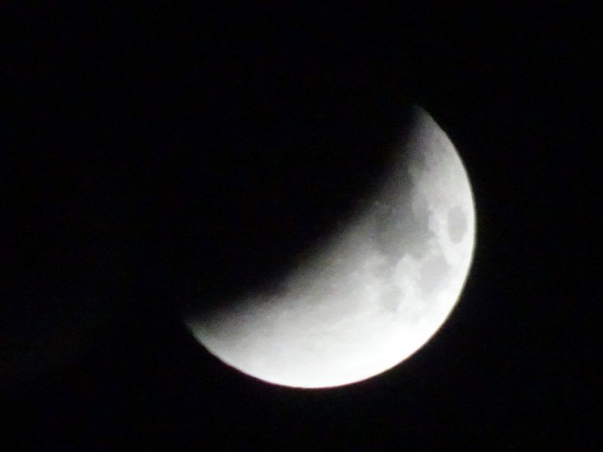 Жители Иркутской области делятся в соцсетях фотографиями полного лунного затмения