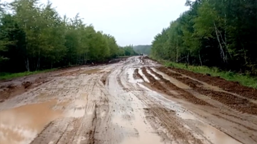 Дороги к поселениям регулярно становятся непроходимыми в Иркутской области