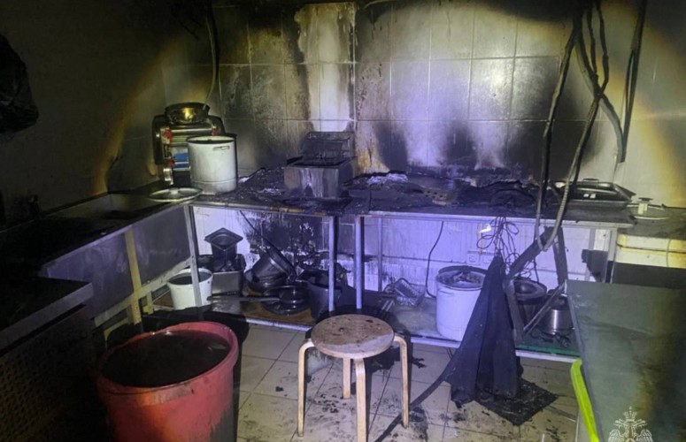 Короткое замыкание вывело из строя кафе в многоэтажном доме в центре Иркутска