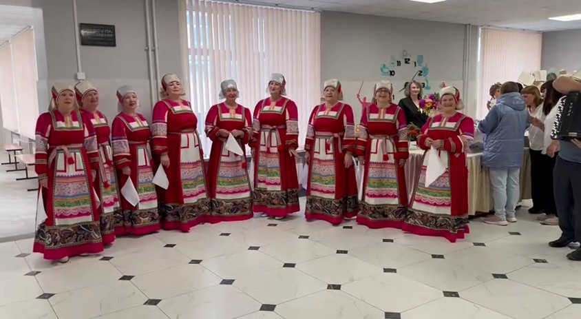 Концертом и булочками встречают избирателей на участках в Чунском округе