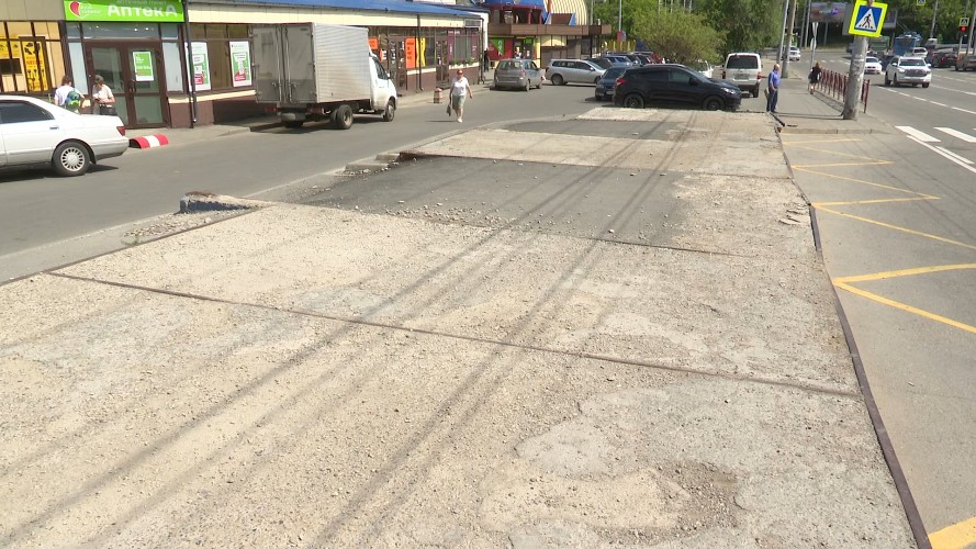 Ждать общественный транспорт под дождём приходится жителям Первомайского в Иркутске