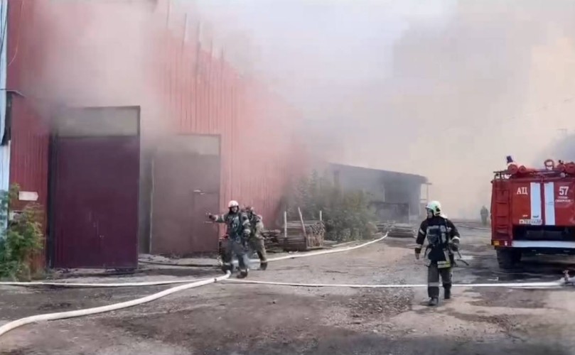 Здание фанерного комбината горит в Усолье-Сибирском