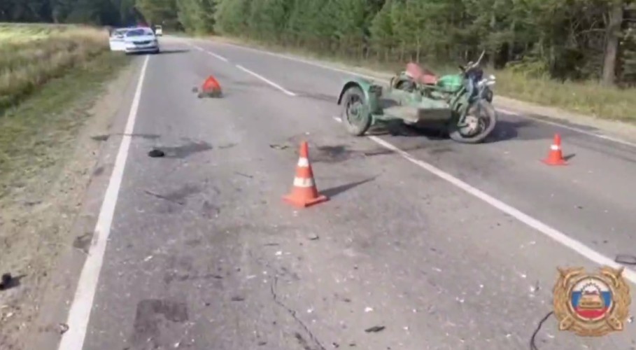 "Урал" и "Нива" столкнулись на встречке в Усольском районе