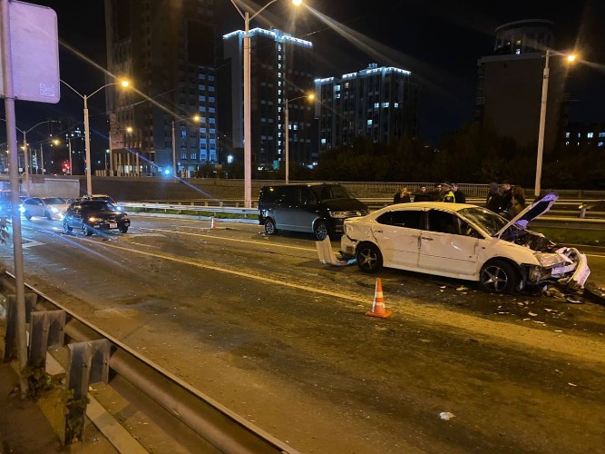 Пять автомобилей столкнулись на Академическом мосту в Иркутске