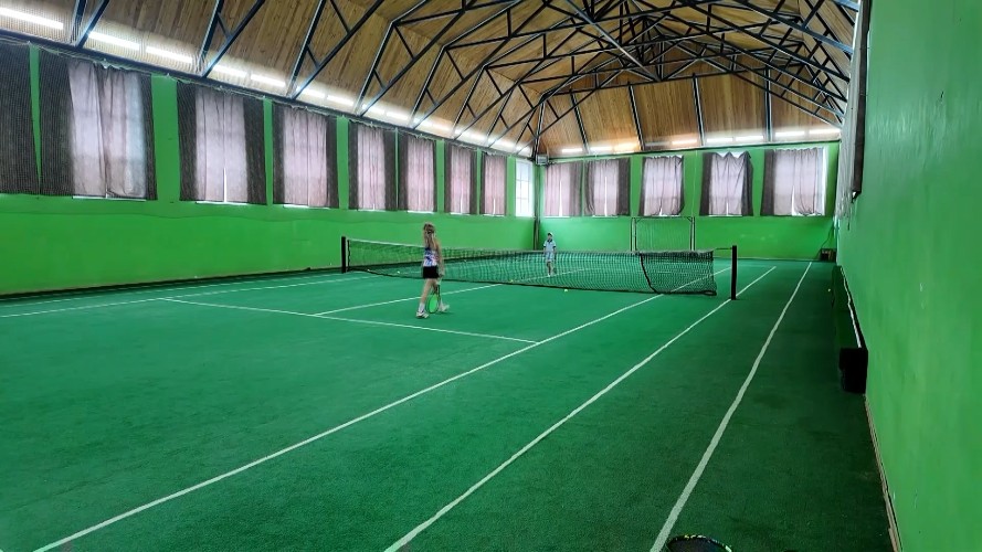 Многодетная семья построила спорткомплекс для детей в Хомутове