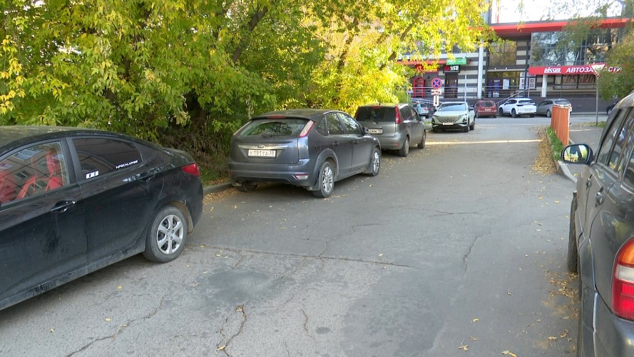 Автомобильный хаос творится возле школ в Иркутске