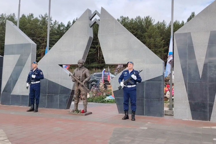 Фигура штурмовика, буквы Z и V появились на аллее воинских захоронений в Усть-Куте