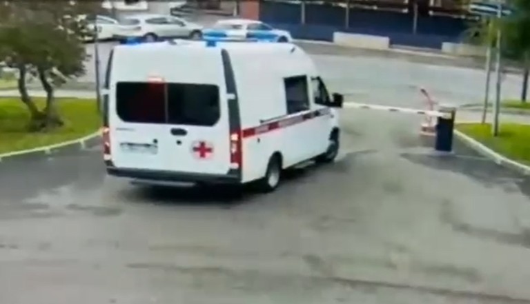 Пьяный красноярец угнал машину скорой помощи и сломал шлагбаум