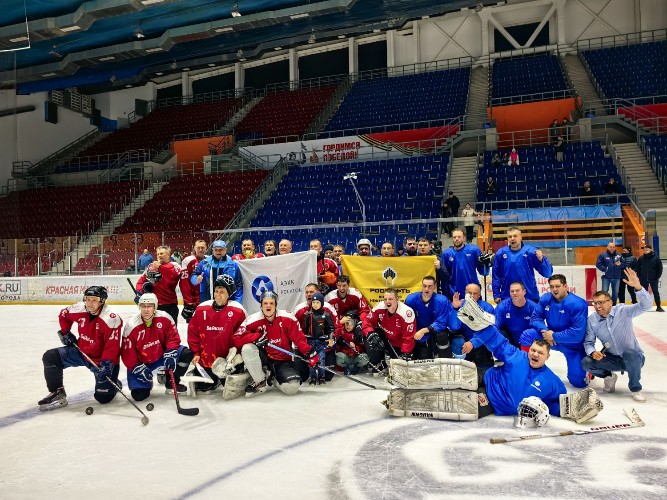 Хоккейный матч в честь двух юбилеев провели в Ангарске