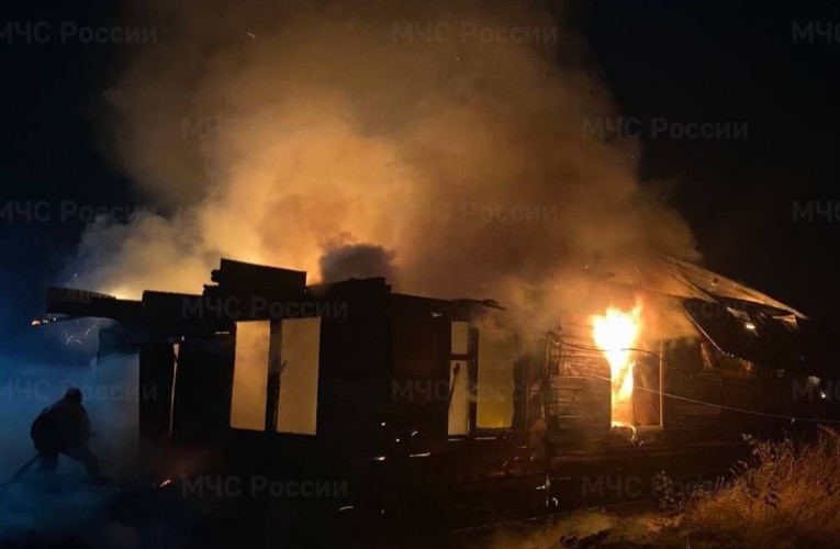 Два человека погибли на пожаре в Братском районе