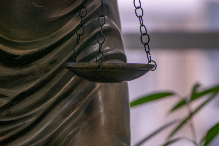 Условный срок за фиктивное трудоустройство получила главбух из Слюдянского района