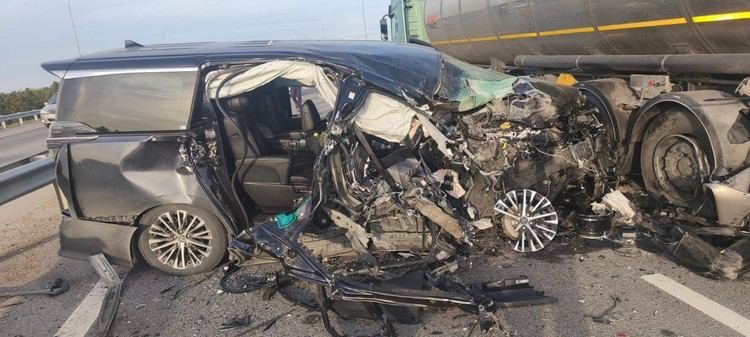 Минивэн врезался в стоящий грузовик на трассе в Усольском районе