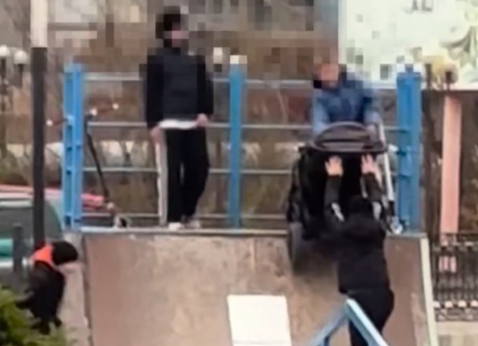 В Черемхове подростки сбросили чужую детскую коляску с рампы для скейтбординга
