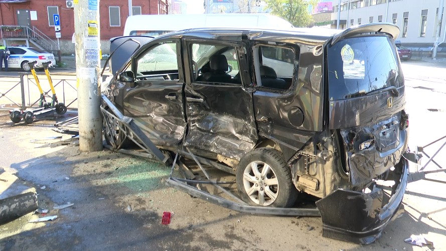 Водитель без прав спровоцировал массовое ДТП в центре Иркутска