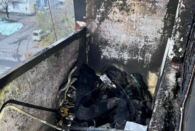 Балкон выгорел в многоэтажке Иркутска из-за замыкания проводки