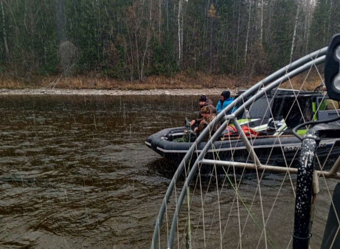 Четырём рыбакам на неисправных лодках помогли спасатели в Тайшетском районе