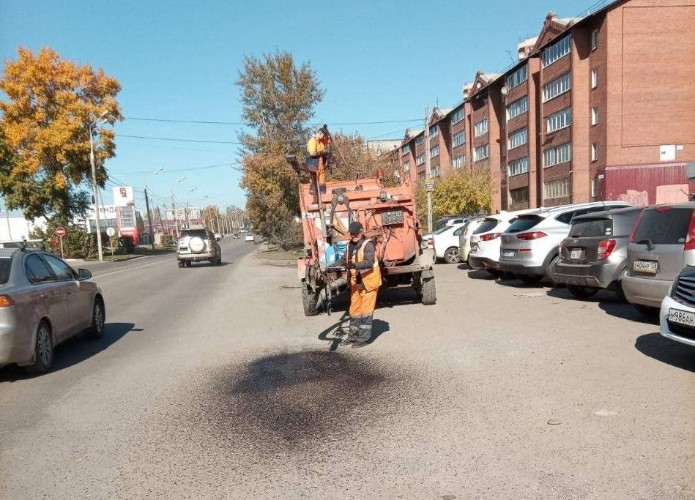 Дорожные ямы устраняют по ночам на улицах Иркутска