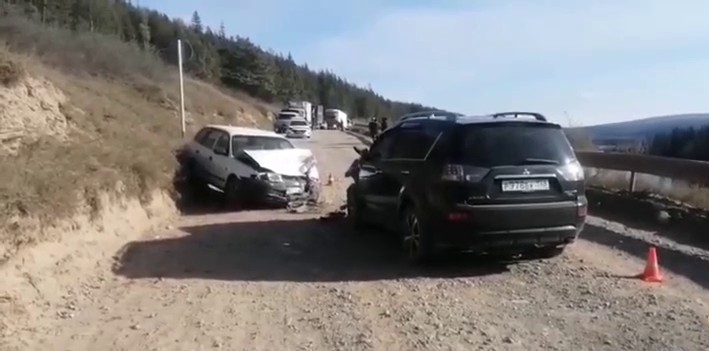 В лобовом столкновении двух автомобилей в Качугском районе погибла женщина