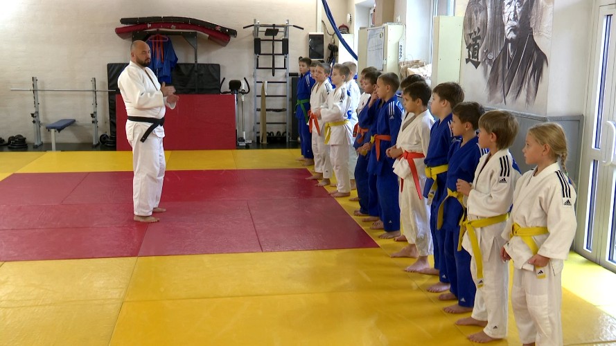 Тренер из Иркутска построил зал на свои деньги и бесплатно обучает детей дзюдо