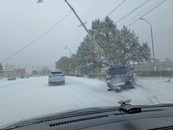 Автомобиль на летней резине снёс опору освещения в Братске