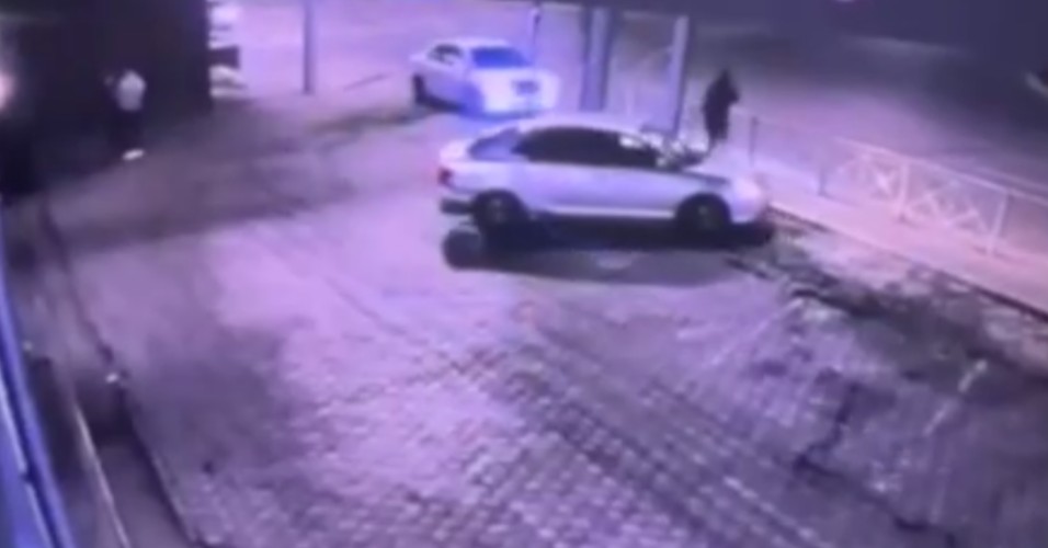 В Иркутске юноша самовольно сел за руль и задним ходом сбил двух пешеходов