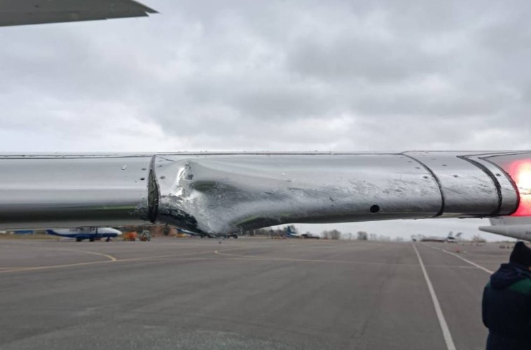 Самолёт и автобус столкнулись на лётном поле в аэропорту Иркутска