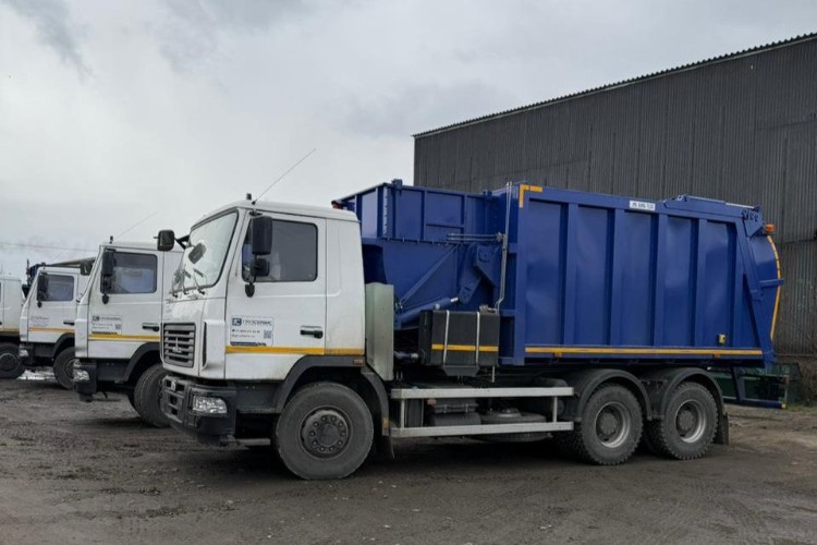 14 новых мусоровозов пополнили автопарк операторов ТКО Приангарья