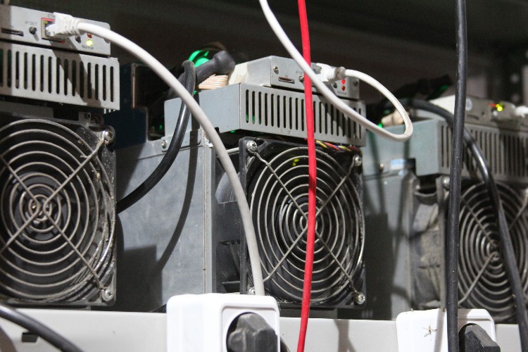 В Иркутске выявили незаконную майнинг-ферму на 1 275 машинок