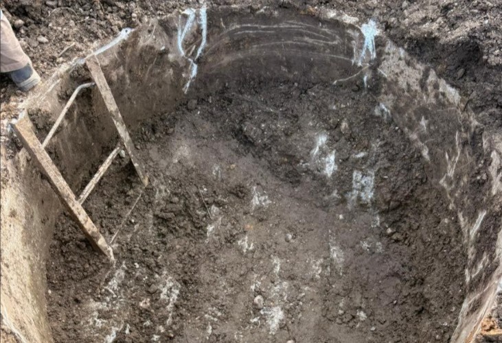 Неизвестные залили бетоном канализационные колодцы в Иркутском районе