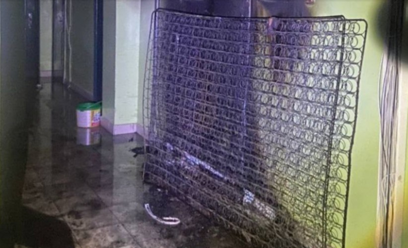 Травму из-за горящего матраса в многоэтажке получил житель Иркутска