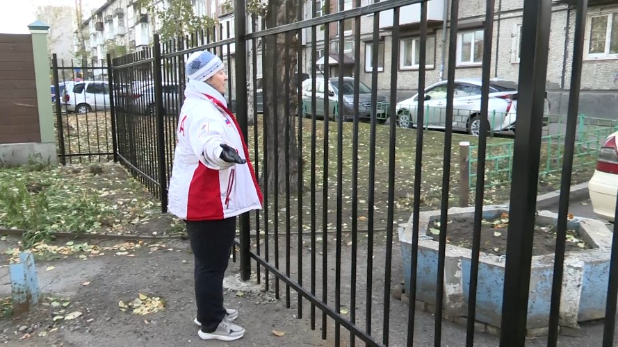 Дворовые войны в Иркутске: жители пятиэтажки отгородились от нежелательных гостей забором