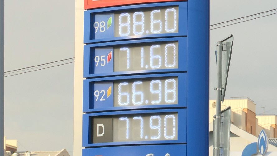 Второй раз за неделю на рубль подорожал бензин на ряде АЗС в Иркутске