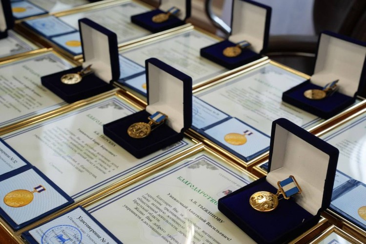 15 лучших отцов Иркутской области наградили почётными знаками и денежными премиями