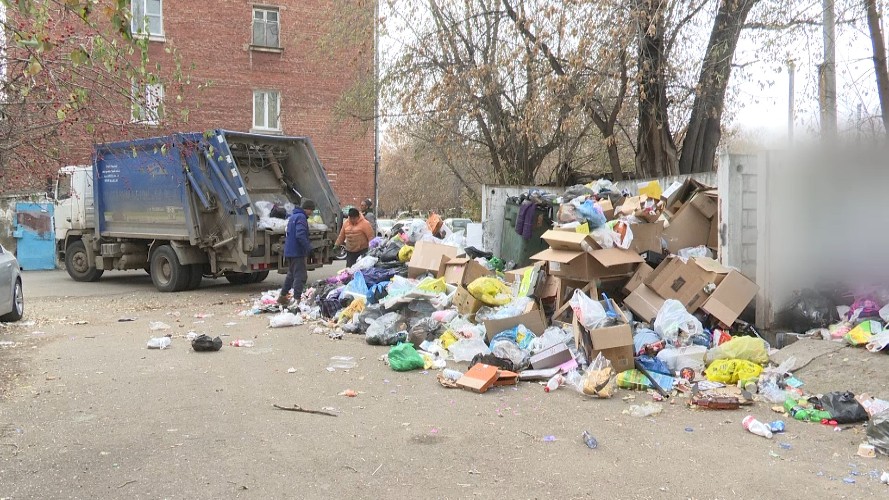 Мусоровозы в Иркутске не могут вывезти отходы из-за плотной парковки во дворах