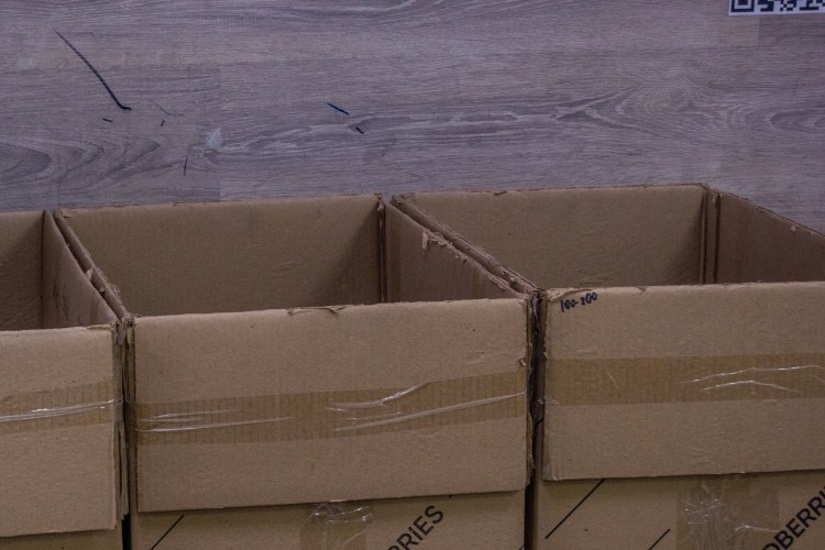 Работница маркетплейса воровала вещи из доставленных в Иркутск посылок