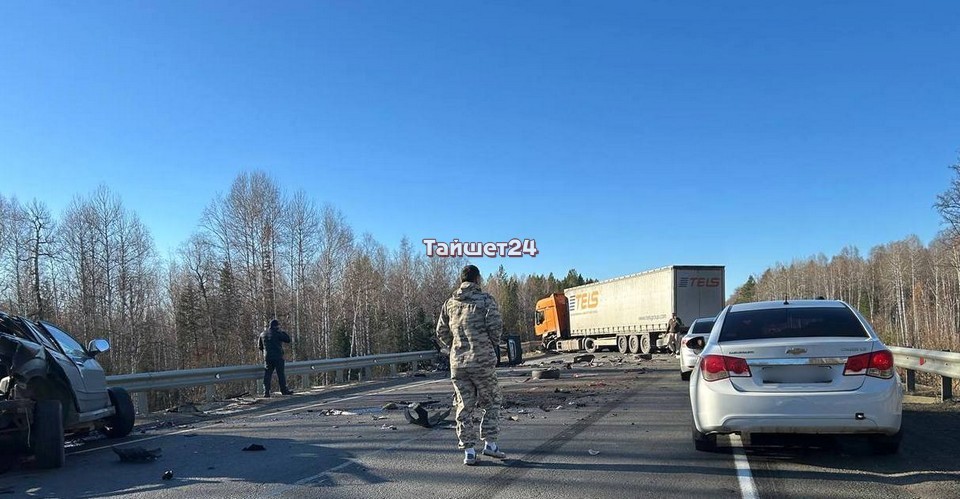 Движение на трассе в Тайшетском округе закрыто из-за ДТП с участием фуры