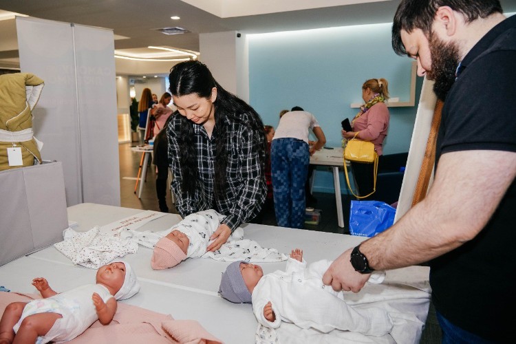 Рожать, кормить и пеленать учили иркутянок на осеннем Дне беременных