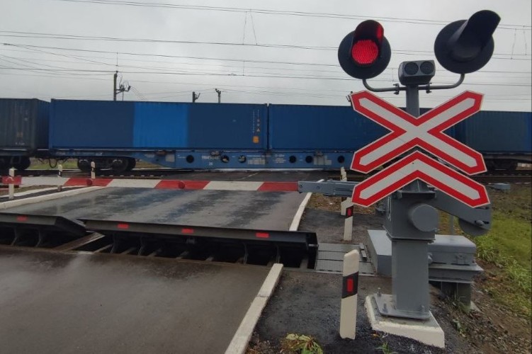 Ученикам автошколы железнодорожники рассказали о правилах безопасности на магистрали