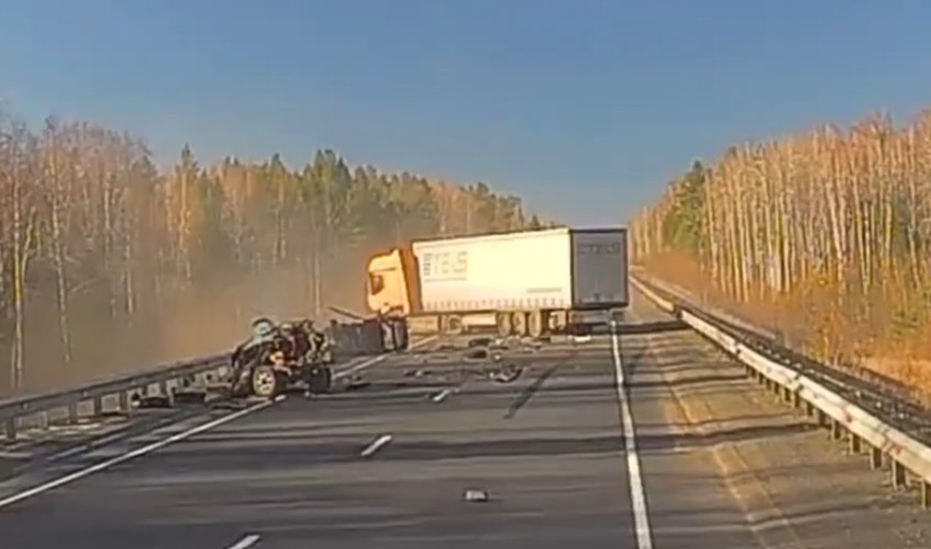 Водитель внедорожника погиб в лобовом столкновении с грузовиком под Тайшетом