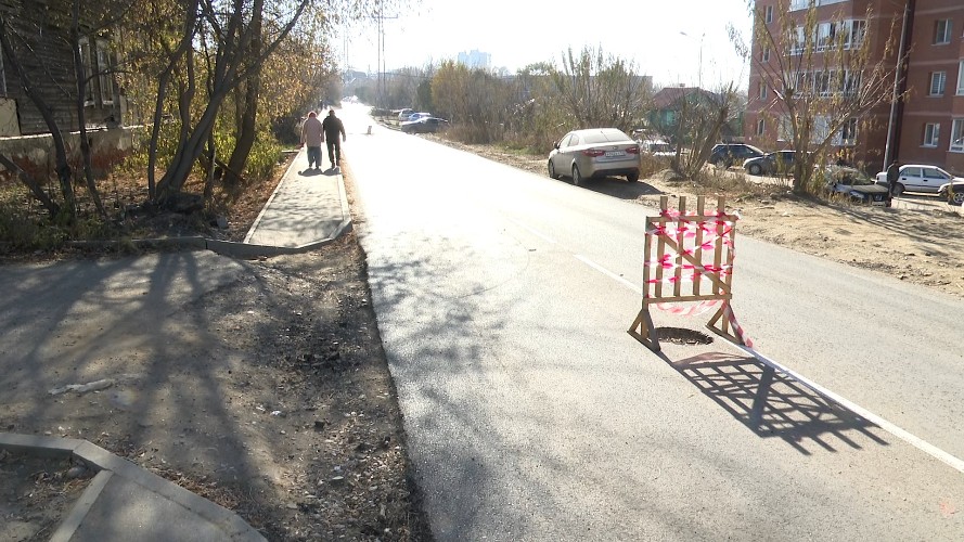 Дорожники заасфальтировали колодцы на улице Киренской в Иркутске